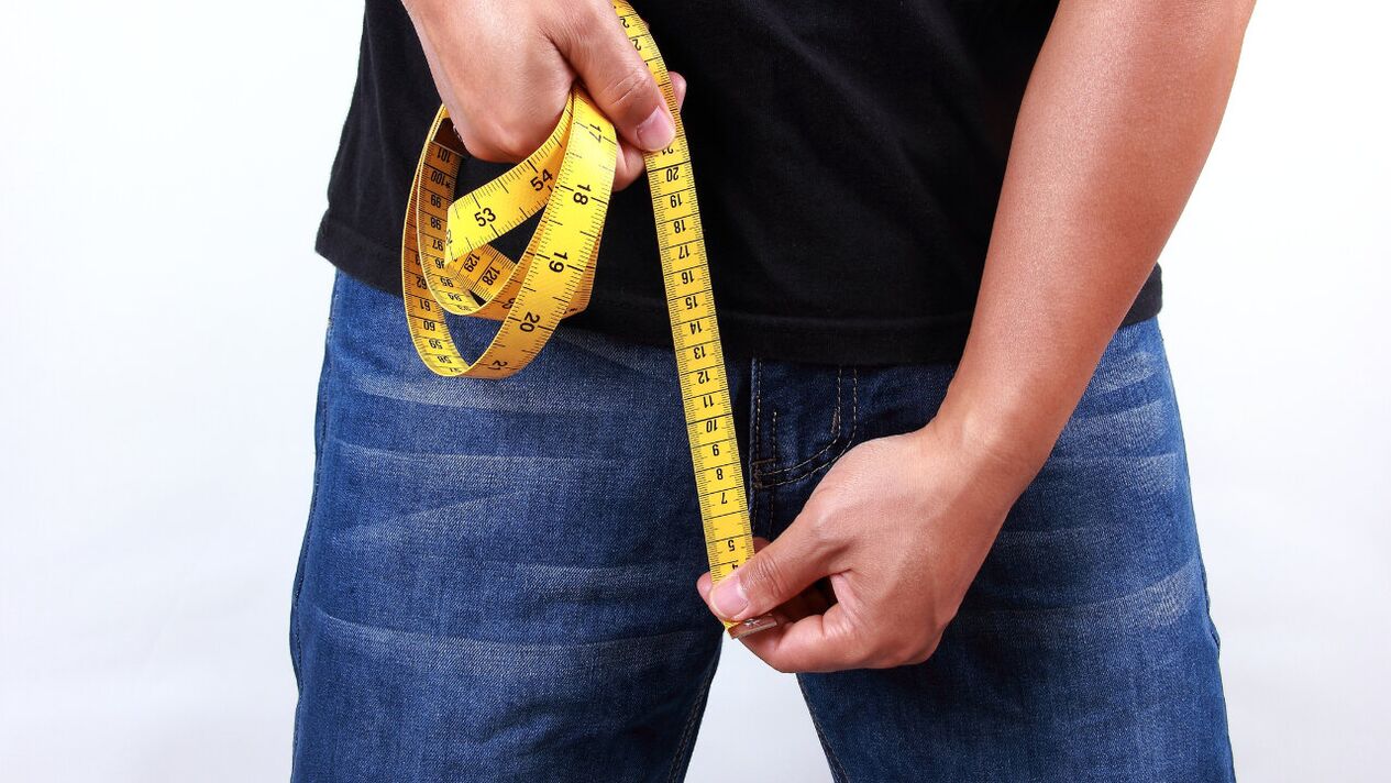 男人在增大之前测量阴茎